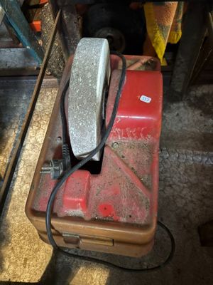 une boîte rouge contenant un objet argenté
