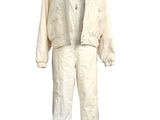 Combinaison de ski blanche avec capuche et pantalon sur mannequin, mannequin, mannequin, mannequin, mannequin, mannequin, mannequin, mannequin