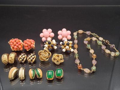 plusieurs bijoux posés sur une surface noire