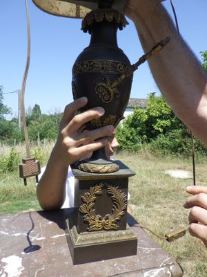 un homme qui pose quelque chose sur un vase