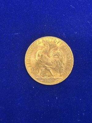 une image représentant une pièce d'or posée sur une surface bleue