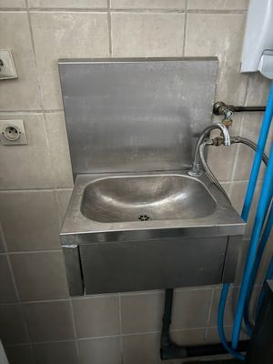 Lot comprenant un évier, un lave-mains et un système de nett…