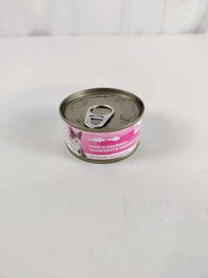 une boîte de nourriture pour chat posée sur une surface blanche