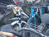 de nombreux vélos garés les uns à côté des autres