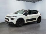 La Citroën blanche est garée dans une grande pièce blanche