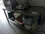 une photo d'un coin cuisine équipé d'un micro-ondes et d'autres appareils électroménagers