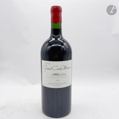 une bouteille de vin posée sur une table
