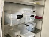 de nombreux récipients en plastique posés sur les étagères de la cuisine
