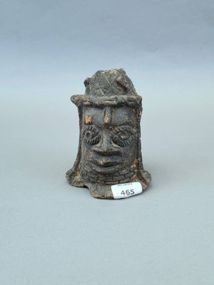 une petite figurine représentant un homme coiffé d'un chapeau