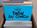 une boîte pleine de livres posée sur le sol