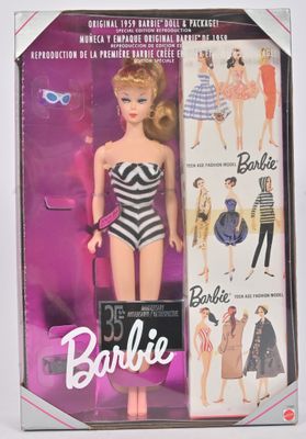 une poupée Barbie dans une boîte, accompagnée d'instructions pour lui donner l'air de porter un maillot de bain
