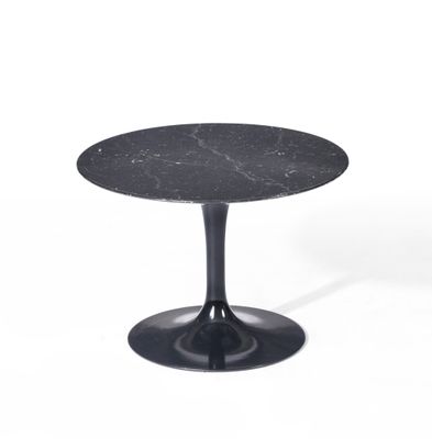 une table noire avec un plateau en marbre sur fond blanc
