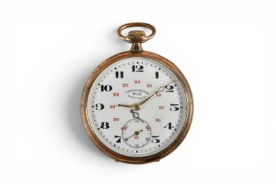 gros plan d'une montre de poche sur une surface blanche