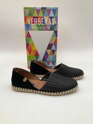 une paire de chaussures pour femme avec une boîte sur le côté