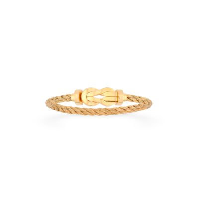 une bague en or ornée d'un nœud et d'un autre nœud