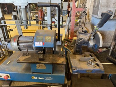 une machine posée sur une table dans une pièce