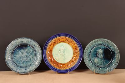 trois assiettes bleues et orange posées sur une table