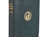 un vieux livre orné d'un emblème doré sur la couverture