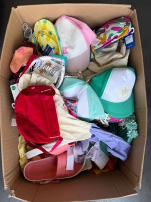 une boîte en carton remplie de vêtements pour bébé et de couches