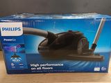 le carton d'un aspirateur posé sur une table, le carton étant ouvert