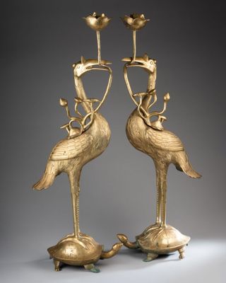 paire de bougeoirs en laiton surmontés d'oiseaux