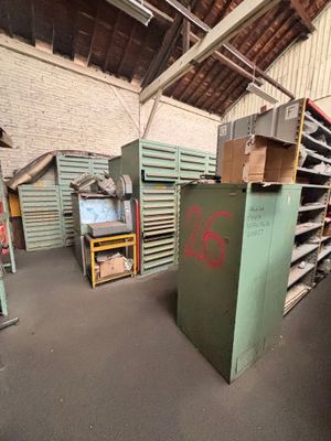 une pièce avec beaucoup de cartons et des cartons sur le sol