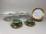 plusieurs assiettes et tasses posées sur une table