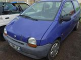 une petite voiture bleue garée dans un parking