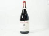 une bouteille de vin posée sur une table