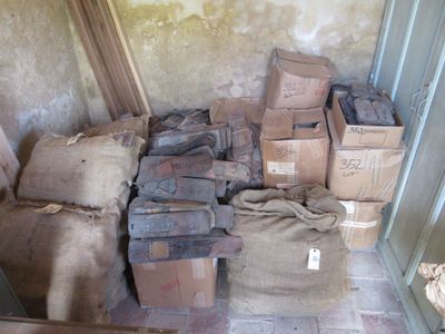 une pile de boîtes posées sur le sol d'une pièce