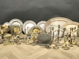 beaucoup d'objets en argent et en or sur la table