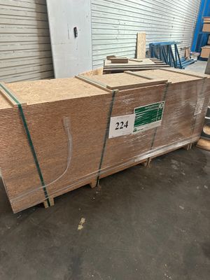 une palette remplie de cartons de bois dans un entrepôt