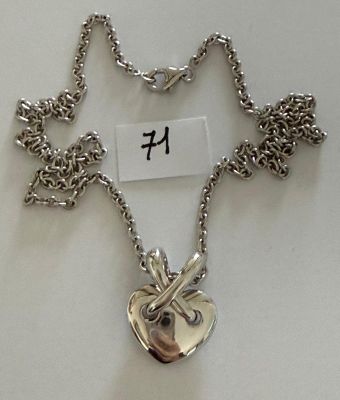 collier en argent massif orné d'un cœur et d'une croix, monté sur une chaîne avec une plaque portant un prénom