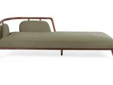 une image représentant une chaise longue verte avec une structure en bois