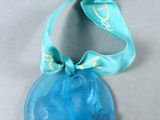 un petit sac bleu orné d'un ruban bleu