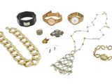 plusieurs types de bijoux différents sur une surface blanche