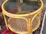 une table avec un plateau en verre posée sur un tapis