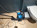 des toilettes équipées d'un tuyau dans une salle de bains
