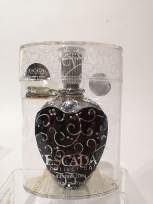 un flacon de parfum dans une vitrine posée sur une table