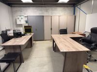Ensemble de mobilier de bureau comprenant :