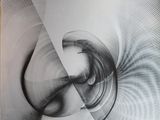 photographie en noir et blanc représentant un motif en spirale sur un mur