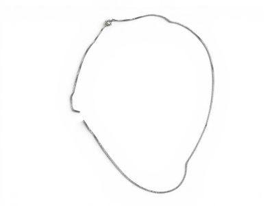 Collier à chaîne en argent avec un fermoir en diamant, sur fond blanc