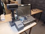 un ordinateur portable posé sur un bureau à côté d'un moniteur