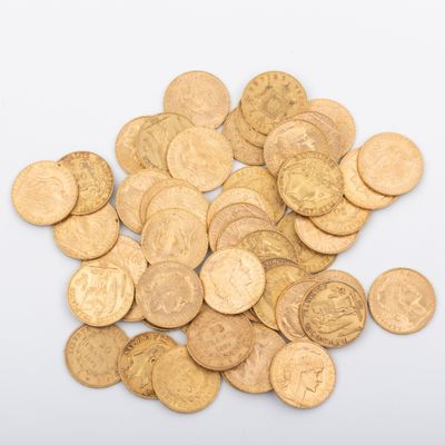 quelques pièces d'or sont éparpillées sur une surface blanche