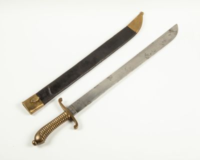une paire de sabres japonais anciens sur fond blanc