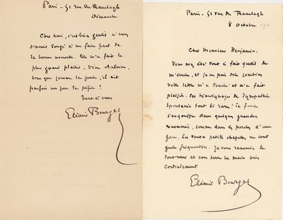 une vieille lettre manuscrite d'un homme tenant un stylo à la main