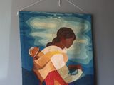 un tableau accroché au mur d'une pièce