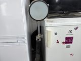une télévision et un réfrigérateur dans une chambre