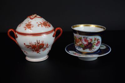 deux tasses et une soucoupe posées sur une table
