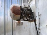 un vieux climatiseur accroché au mur d'un immeuble